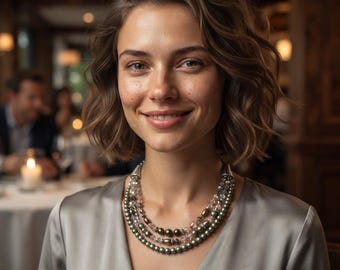 Collar de tres hilos con perlas grises en forma de patata y cristal - Joyería artesanal de alta calidad para mujer.