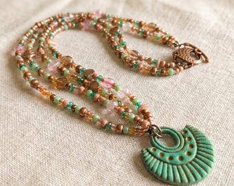 Collar con colgante de color verde azulado y cobre / Joyería de cobre con cuentas de 2 hilos / Collar artesanal moderno con colgante de arcilla