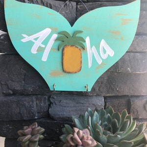 Whale tail wall key holder, charming wooden key organizer featuring a pineapple and Aloha hand painted lettering , ideal beach house gift.