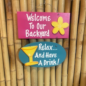 Martini bar sign, handmade wooden 2-piece drink décor, perfect for backyard relaxation and a charming gift for cocktail lovers