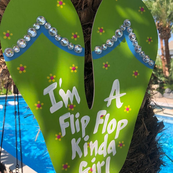 I’m A Flip Flop Kinda Girl Door Hanger| Hand Painted Flip Flop Sign| Flip Flop Door Decor| Hawaiian Slippah|Wood Personalized Beach Sign