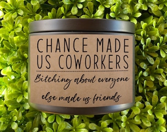Könnte beinhalten: Eine braune Kerze mit einem braunen Papieretikett, auf dem steht: "Chance made us coworkers, Bitching about everyone else made us friends."