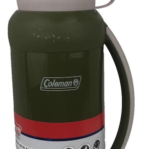 Puede incluir: Un termo Coleman verde oliva con asa y tapa grises. El termo tiene una banda roja y el logotipo de Coleman. El termo está diseñado para mantener los líquidos calientes o fríos.