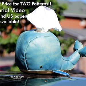 Może przedstawiać: Niebieska skórzana osłonka na pudełko chusteczek w kształcie wieloryba z wystającym białym chusteczką z góry. Osłonka znajduje się na czarnym samochodzie. Tekst "ONE Price for TWO Patterns!!" znajduje się w górnej części obrazu. Tekst "Tutorial Video" znajduje się poniżej. Tekst "A4 and US paper are available!" znajduje się poniżej. Tekst "PDF" znajduje się w czerwonym polu z dołączoną strzałką skierowaną w dół. Tekst "THE PARCHMENT HONGKONG" znajduje się w dolnej części obrazu.