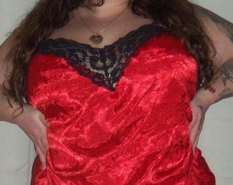 1990s Saucys Red Satin Rose Paisley Nightie, Chemise. Black lace neckline, Tag size 3X. 100 Polyester. Excellent condition. 2X 3X