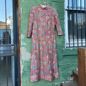 1960s  Red White and Silver Psychedelic Floral Lame Cheongsam Midi Dress. Good condition. Vintage Lame Dress.