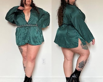 1990s Lane Bryant Intimates Green Striped Button Up Nightgown. Has a few replacement buttons. Overall good condition. 3X 4X