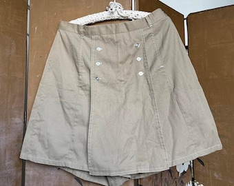 1970s Sears The Fashion Place Tan Skort. Front faux buttons. Polyester Cotton, Tag size 18. Excellent condition.