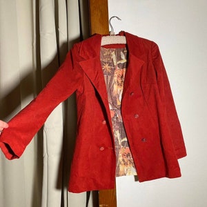 1970s Red Blazer with Hippie Photo Lining. Good condition. Medium Large