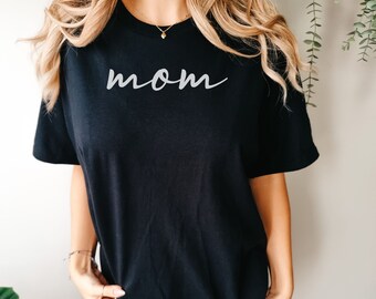 Comfort Colors Mom tshirt, Minimalist Mom shirt, Mom Gift, Mom Tee, Mom shirt, Mothers Day Gift t-shirt, Vintage style t shirt
