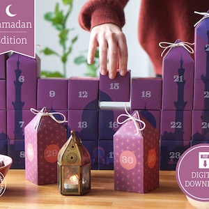 Könnte beinhalten: Ein druckbarer Adventskalender für den Ramadan mit 30 nummerierten Feldern, die jeweils eine Silhouette einer Moschee zeigen. Die Felder sind in Pyramidenform angeordnet und mit einem geometrischen Muster verziert. Vor dem Kalender steht eine kleine Laterne.