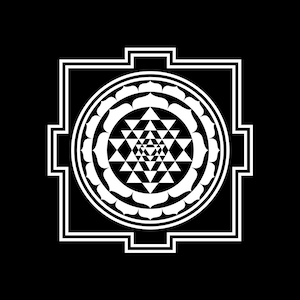 Może przedstawiać: Biały wzór Sri Yantra na czarnym tle. Geometryczny wzór przedstawia zazębiające się trójkąty, okręgi i kwadratową ramę. Projekt jest symetryczny i wyśrodkowany, tworząc wizualnie zrównoważoną kompozycję.