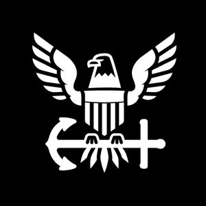 Może przedstawiać: Biała sylwetka orła z rozpostartymi skrzydłami trzymająca kotwicę i krzyż. Orzeł trzyma amerykańską flagę w szponach. Orzeł jest symbolem marynarki wojennej Stanów Zjednoczonych.