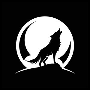 Puede incluir: Gráfico en blanco y negro de la silueta de un lobo aullando contra una luna llena. El lobo está de pie sobre una pequeña colina, con la forma de la luna enmarcando parcialmente la escena. El fondo es negro sólido.