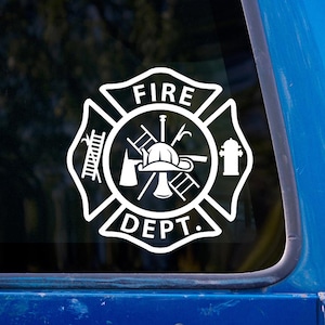 Puede incluir: Calcomanía blanca del emblema de la cruz de Malta de un bombero. El emblema incluye una escalera, un casco, un hacha y una boca de incendios, con las palabras "FIRE DEPT." y "FIRE" en el diseño. La calcomanía está sobre una superficie azul.