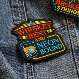 Whiskey gebogen en neon gebonden geborduurde patch: badge klassieke countrymuziek