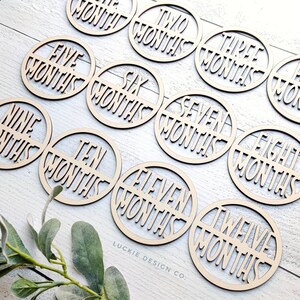 Disques Baby Milestone - 1 mois à 12 mois - Jalon en bois - Cartes jalons mensuelles - Cadeau nouveau-né - Cadeau Baby Shower - Accessoires photo