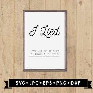 Può includere: Una stampa incorniciata con sfondo bianco e testo nero che dice "Ho mentito Non sarò pronto in cinque minuti".