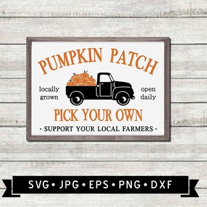 Puede incluir: Un cartel blanco con texto negro y una silueta negra de un camión con calabazas en la caja. El cartel dice "Pumpkin Patch", "Locally Grown", "Open Daily", "Pick Your Own", y "Support Your Local Farmers".