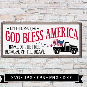 以下が含まれることがあります： 黒い文字と赤い文字で「Let Freedom Ring - God Bless America - Home of the Free Because of the Brave」と書かれた木製の看板。看板の右側には、アメリカの国旗をつけたピックアップトラックの黒いシルエットがあります。