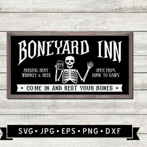 Peut inclure: Panneau noir rectangulaire avec texte blanc et cadre en bois. Il affiche "BONEYARD INN" avec un squelette tenant une chope de bière. Il indique également "Serving Best Whiskey & Beer" et "Open From Dusk to Dawn".