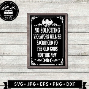 Könnte beinhalten: Ein schwarz-weißes Schild mit einem Holzrahmen, auf dem steht "NO SOLICITING VIOLATORS WILL BE SACRIFICED TO THE OLD GODS NOT THE NEW". Das Schild hat oben eine Cthulhu-ähnliche Kreatur und unten einen Halbmond und ein Pentagramm.