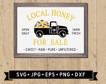 Puede incluir: Una ilustración en blanco y negro de una camioneta llena de tarros de miel. La camioneta tiene las palabras "Local Honey" en un arco amarillo encima. El texto debajo de la camioneta dice "Open Daily" y "Farm Fresh" y "For Sale". El texto debajo de eso dice "Sweet - Raw - Pure - Unfiltered".
