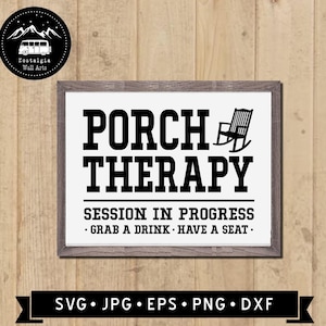 以下が含まれることがあります： 「PORCH THERAPY SESSION IN PROGRESS - GRAB A DRINK - HAVE A SEAT.」と黒文字で書かれた白い看板。看板には、揺り椅子の黒いシルエットも描かれている。