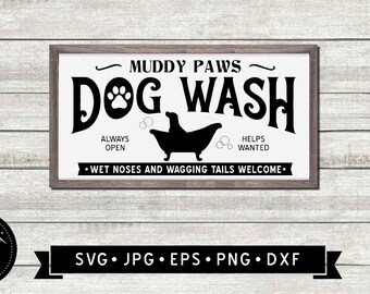 Könnte beinhalten: Ein schwarz-weißes Schild mit dem Text "MUDDY PAWS DOG WASH" und den Worten "ALWAYS OPEN" und "HELPS WANTED". Das Schild zeigt auch eine Silhouette eines Hundes in einer Badewanne mit Blasen.
