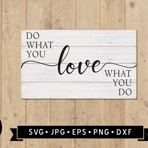 Puede incluir: Un letrero de madera blanco con texto negro que dice "Do what you love what you do".