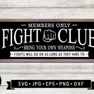 Op de afbeelding: Een zwart-wit bord met de tekst "MEMBERS ONLY - FIGHT CLUB - BRING YOUR OWN WEAPONS - FIGHTS WILL GO ON AS LONG AS THEY HAVE TO."