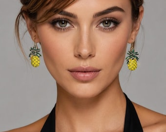 Brincos de Abacaxi Amarelo, Brincos Tropicais Marcantes, Brincos de Esmalte com Cristais, Joias Douradas para Cruzeiro, Brincos de Verão, Moda Resort, Presentes