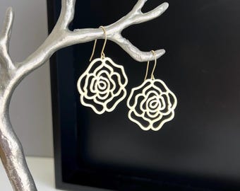 Gold Rose filigrane Ohrringe, Rose Umriss Ohrringe, Blumen baumeln Ohrringe, Boho Blumen Ohrringe, minimalistischer botanischer Schmuck, Geschenk für sie