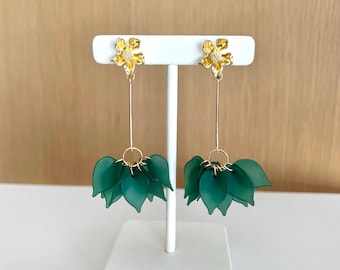 Groene bloemblaadjesoorbellen, bloemenhangoorbellen, gouden bloemoorbellen, lichtgewicht statement-oorbellen, elegante designoorbellen, cadeau voor haar