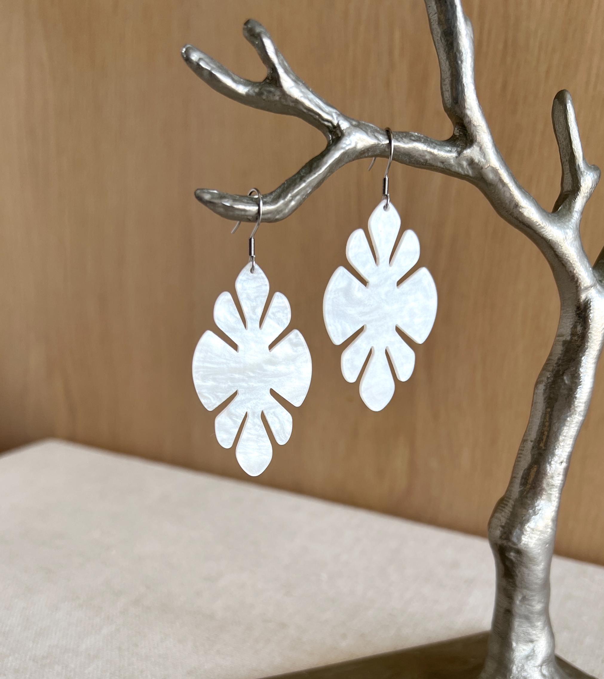 Brincos de folha de acrílico branco: brincos pendurados estilo boho para noivas
