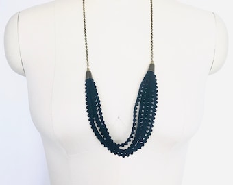 Marinblått snörhalsband: Modern textil repdesign