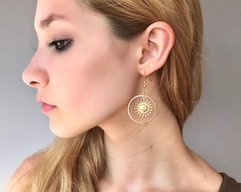 ゴールドサンフープイヤリング、天体イヤリング、サンチャームイヤリング、ボヘミアンダングルイヤリング、彼女へのギフト、ステートメントジュエリー