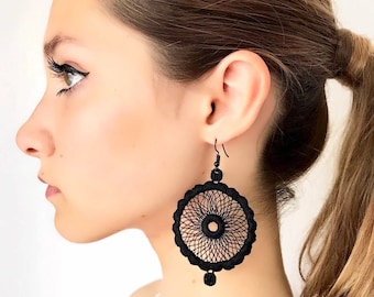 Pendientes de encaje negro: elegantes joyas textiles bohemias