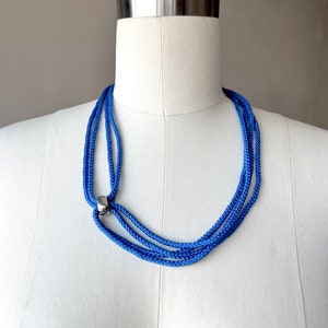 Blauwe acrylketting: moderne minimalistische statement-sieraden