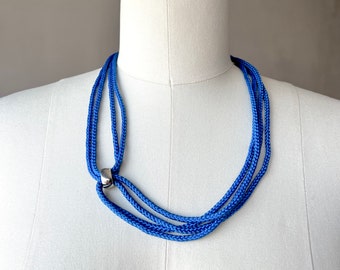Blauwe acrylketting: moderne minimalistische statement-sieraden