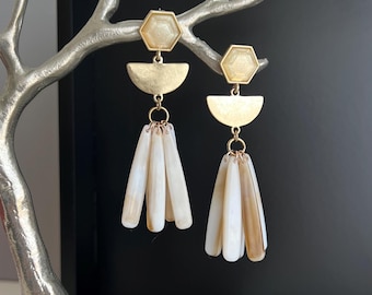 Art deco oorbellen, geometrische messing oorbellen, gouden drop oorbellen, moderne statement oorbellen, lichtgewicht boho oorbellen, cadeau voor haar