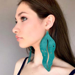 Large green leaf earrings, statement boho earrings, XL emerald green leather earrings, design earrings, unique earrings, gift for her