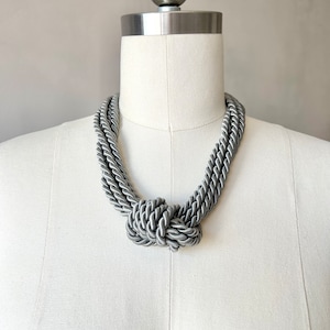 Grijze koordketting: modern textielontwerp met knoop