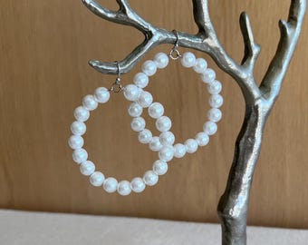 Orecchini a cerchio con perle bianche: orecchini geometrici da sposa