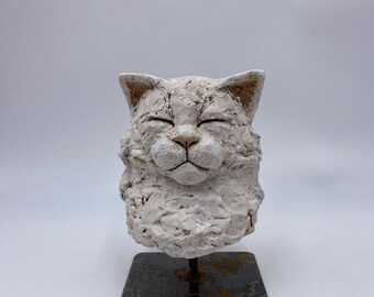 Kat, kattenkop, keramiek kat, kat op sokkel, mainecoon kat, raskat