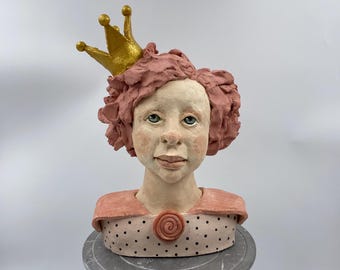 Prinsessen beeld, vrouwenbeeld, vrouwenbuste, beeld met gouden kroontje. keramiekbeeld met kroon, keramische sculptuur