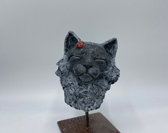 Kat, kattenkop, keramiek kat, kat op sokkel, mainecoon kat, raskat
