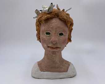 Vogelmeisje, vrouwenbeeld, vrouwenbuste, beeld met vogels . keramiekbeeld met vogels, keramische sculptuur
