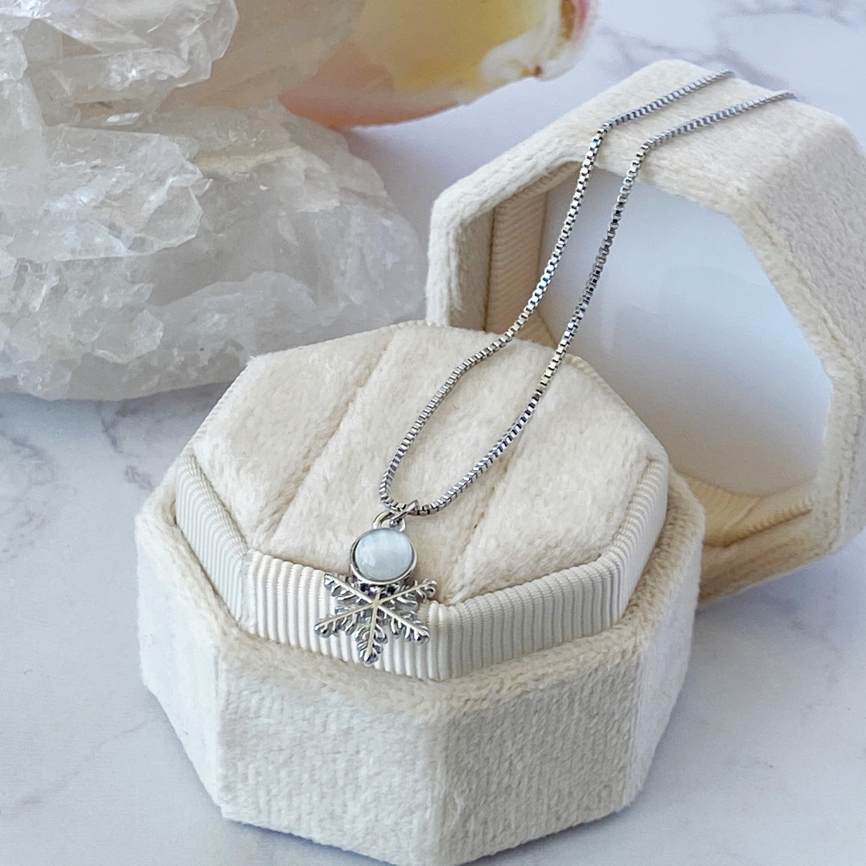 Collana con fiocco di neve in argento sterling: ciondolo natalizio, catena delicata
