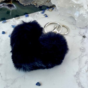 Großer flauschiger Schlüsselanhänger | Black PomPom Herz Schlüsselanhänger | Herz Flauschiger Schlüsselanhänger | Kunstfell Herz Schlüsselanhänger | Flauschiges Herz Schlüsselanhänger | Herz PomPom